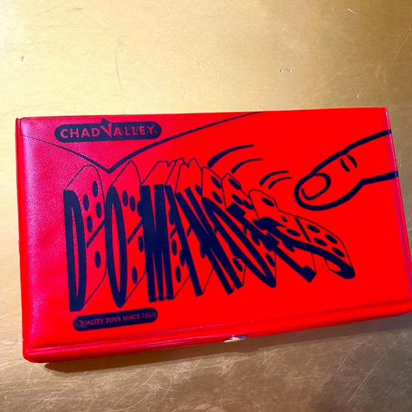 CHAD VALLEY VINTAGE DOMINOES TRAVEL PLAYING GAME 28 PIECE SET w/ RED VINYL CASE - Picture 2 of 8